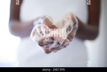 Waschen Sie Ihre Hände gründlich und regelmäßig. Eine unkenntliche Frau, die ihre Hände mit Seife wäscht. Stockfoto