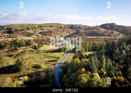 Drohne fährt über den Rebild bakker Nationalpark in dänemark Stockfoto