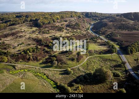 Drohne fährt über den Rebild bakker Nationalpark in dänemark Stockfoto