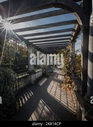 Sonnenlicht über dem Hill Garden und der Pergola im Londoner Hampstead. Stockfoto