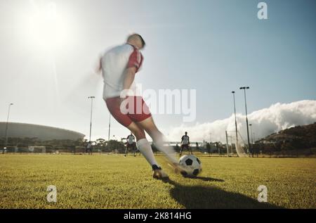 Fußball, Sportspiel und Mannschaftstraining für südafrikanischen Fußballwettbewerb auf dem Sportplatz im Freien. Junge Sportler Fitness-Spieler, gesund Stockfoto