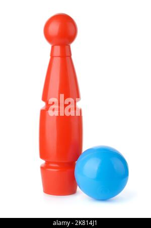 Vorderansicht von Spielzeug Kunststoff Bowling Pin und Ball isoliert auf weiß Stockfoto