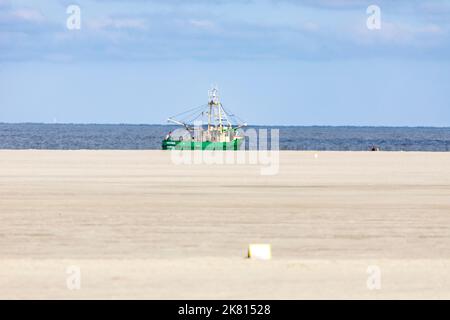 Garnelenboot an der Nordseeküste und Sandstrand bei Ebbe in Sankt Peter-Ording Stockfoto