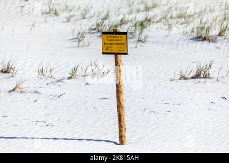 Dünenlandschaft an der Küste von Sankt Peter-Ording, mit Schild: Dünenschutz ist Küstenschutz! Nicht Eintreten Stockfoto