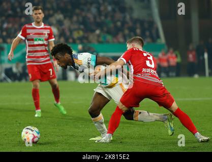 Augsburg, Deutschland. 19. Oktober 2022. Kingsley Coman (C) von Bayern München spielt mit Mads Pedersen (R) von Augsburg während ihres Fußballspiels im zweiten Durchgang des Deutschen Pokals in Augsburg, Deutschland, am 19. Oktober 2022. Quelle: Philippe Ruiz/Xinhua/Alamy Live News Stockfoto