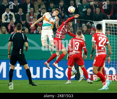 Augsburg, Deutschland. 19. Oktober 2022. Benjamin Pavard (TOP) von Bayern München wetteiferte um einen Kopfball während eines Fußballspiels der zweiten Runde des deutschen Pokals gegen Augsburg am 19. Oktober 2022 in Augsburg. Quelle: Philippe Ruiz/Xinhua/Alamy Live News Stockfoto