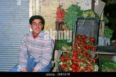 Syrien: Ein Rettichhändler im alten Großen Basar in Aleppo (1997). Der große Basar von Aleppo (auf Arabisch, suq oder suq) wurde zuerst von den ägyptischen Mamelukes, die die Mongolen vertrieben hatten, und dann, nach 1516, von den Türken, die Aleppo in das Osmanische Reich eingliederte, wieder aufgebaut. Während des syrischen Bürgerkrieges, der 2011 begann, erlitten die historischen Suqs von Aleppo schwere Schäden. Aleppo, die zweite Stadt Syriens, ist wahrscheinlich die längste kontinuierlich bewohnte Siedlung der Welt. Sein arabischer Name, Halab, wird in semitischen Texten des dritten Jahrtausends v. Chr. erwähnt. Stockfoto