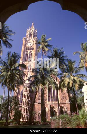 Indien: Der Rajabai Clock Tower und die Universitätsbibliothek, University of Mumbai, Fort Campus, Mumbai, erbaut im sogenannten‚ Bombay Gothic Stil. Die Universität von Bombay, wie sie ursprünglich bekannt war, wurde 1857 gegründet. Der Rajabai Tower und das Bibliotheksgebäude wurden von Sir George Gilbert Scott entworfen und 1878 fertiggestellt. Stockfoto