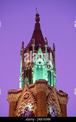 Indien: Der Rajabai Clock Tower, University of Mumbai, Fort Campus, Mumbai, erbaut im sogenannten‚ Bombay Gothic Stil. Die Universität von Bombay, wie sie ursprünglich bekannt war, wurde 1857 gegründet. Der Rajabai Tower und das Bibliotheksgebäude wurden von Sir George Gilbert Scott entworfen und 1878 fertiggestellt. Stockfoto