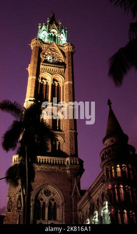 Indien: Der Rajabai Clock Tower und die Universitätsbibliothek, University of Mumbai, Fort Campus, Mumbai, erbaut im sogenannten‚ Bombay Gothic Stil. Die Universität von Bombay, wie sie ursprünglich bekannt war, wurde 1857 gegründet. Der Rajabai Tower und das Bibliotheksgebäude wurden von Sir George Gilbert Scott entworfen und 1878 fertiggestellt. Stockfoto