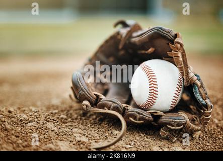 Baseballschläger, Lederhandschuh und Ball auf dem Spielfeld und nach dem Training oder Training für ein Spiel oder einen Wettkampf. Zoom, Textur und Softballhandschuh auf dem Spielfeld Stockfoto