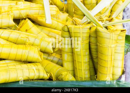 Traditionelle Reiskuchen in Kokosnussblätter auf einem Markt in Antipolo City, Philippinen Stockfoto