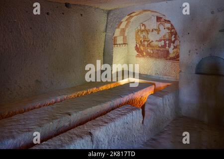 Refektorium, Detail eines Innenraums, der in den Tuff im goreme Freilichtmuseum, Kappadokien, Anatolien, Türkei, gehauen wurde Stockfoto