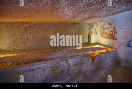 Refektorium, Detail eines Innenraums, der in den Tuff im goreme Freilichtmuseum, Kappadokien, Anatolien, Türkei, gehauen wurde Stockfoto