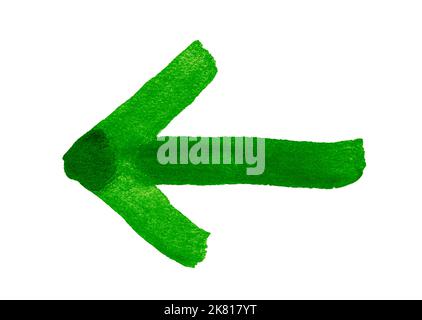 Der grüne Pfeil links wird mit einem Pinsel auf Papier gezeichnet. Stockfoto