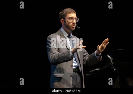 DR oder Graur sprechen über Supernovae und die Wissenschaft explodierender Sterne, auf der Universe Stage, bei New Scientist Live 2022 Stockfoto