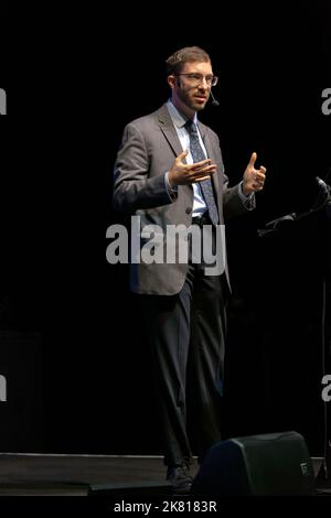 DR oder Graur sprechen über Supernovae und die Wissenschaft explodierender Sterne, auf der Universe Stage, bei New Scientist Live 2022 Stockfoto