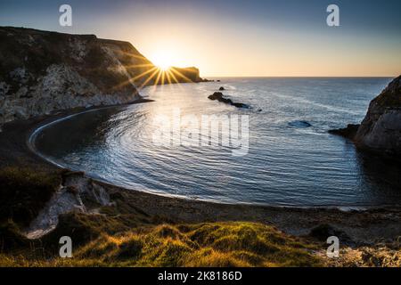 Sonnenaufgang über man O'war Beach und St.Oswald's Bay mit Blick nach Osten in Richtung Dungy Head in Dorset. Stockfoto