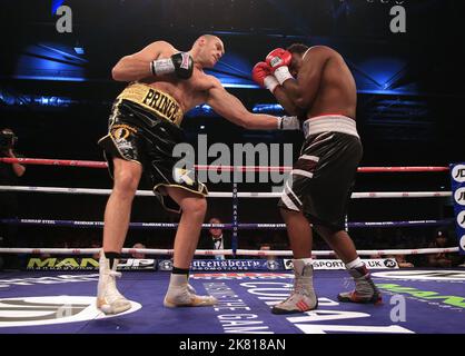 Aktenfoto vom 29-11-2014 von Tyson Fury (links) im Kampf gegen Dereck Chisora. Fury, hat angekündigt, dass er am 3. Dezember im Tottenham Hotspur Stadium in London gegen Derek Chisora antreten wird. Ausgabedatum: Donnerstag, 20. Oktober 2022. Stockfoto