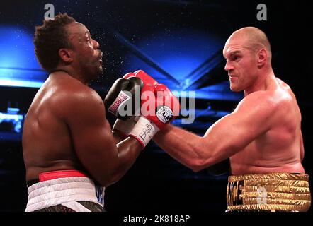 Aktenfoto vom 29-11-2014 von Tyson Fury (links) im Kampf gegen Dereck Chisora. Fury, hat angekündigt, dass er am 3. Dezember im Tottenham Hotspur Stadium in London gegen Derek Chisora antreten wird. Ausgabedatum: Donnerstag, 20. Oktober 2022. Stockfoto