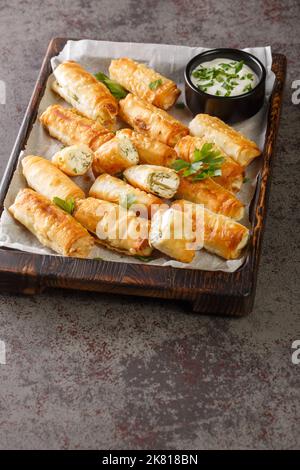 Sigara Boregi ist ein berühmtes türkisches frittiertes Gebäck knusprige Brötchen aus dünnem Teig werden mit einer cremigen Mischung aus Käse und Petersilie in der Nähe gefüllt Stockfoto