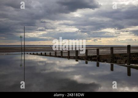 Moody Reflections on Chalkwell Beach, near Southend-on-Sea, Essex, England, United Kingdom Stockfoto