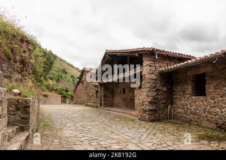 Schöne Stadt Barcena Mayor mit den traditionellen Steinhäusern der Berge von Kantabrien an einem sonnigen Tag. Kantabrien, Spanien. Stockfoto