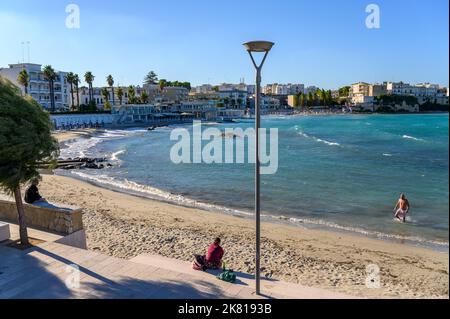 Blick von der Promenade über die Bucht auf die Nordseite der Stadt Otranto und Strände, Apulien (Apulien), Italien. Stockfoto