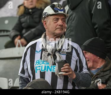 Newcastle, Großbritannien. 20. Oktober 2022. Ein Newcastle-Fan mit einem Bergarbeiter-Hut während des Premier League-Spiels Newcastle United gegen Everton im St. James's Park, Newcastle, Großbritannien, 19.. Oktober 2022 (Foto von Mark Cosgrove/News Images) in Newcastle, Großbritannien am 10/20/2022. (Foto von Mark Cosgrove/News Images/Sipa USA) Quelle: SIPA USA/Alamy Live News Stockfoto