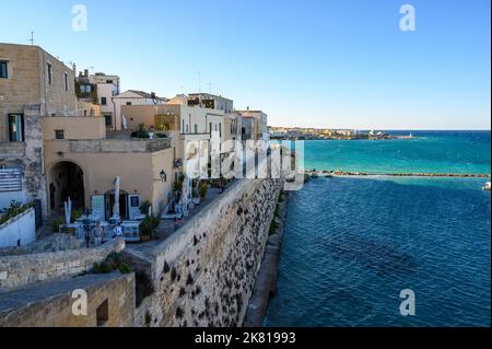 Blick nach Norden von Torre Matta über die Stadtmauer und Häuser neben dem Hafen von Otranto, Apulien (Apulien), Italien. Stockfoto