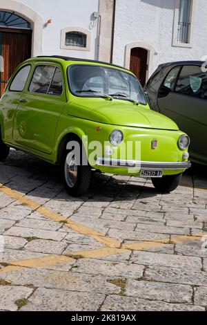 Helles grünes Original fiat 500 Auto geparkt in der Straße, locorotondo, apulien, süditalien Stockfoto