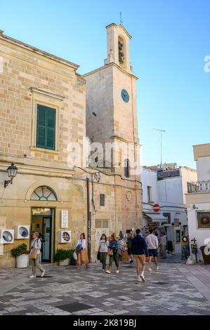 Piazza del Popolo, ein Platz mit einer kleinen Kirche und alten, traditionellen Steinhäusern in Ontranto, Apulien (Apulien), Italien. Stockfoto