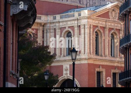 Eine Außenfassade der Royal Albert Hall und der umliegenden Grundstücke auf Kensington Gore, am 19.. Oktober 2022 in London, England. Stockfoto