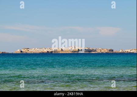 Die Altstadt von Gallipoli, die von einem der Strände im Süden auf die andere Seite der Bucht blicken kann. Apulien (Apulien), Italien. Stockfoto