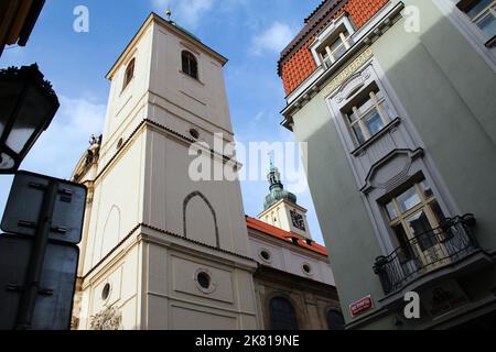 PRAG, TSCHECHIEN - 23. APRIL 2012: Von den engen Gassen der Altstadt aus sieht man den Glockenturm der Basilika St. Jakobus des Größeren. Stockfoto