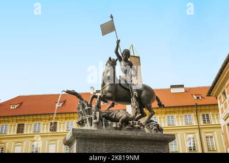 PRAG, TSCHECHIEN - 24. APRIL 2012: Dies ist ein Denkmal für St. Georg den Sieger in der Prager Burg. Stockfoto