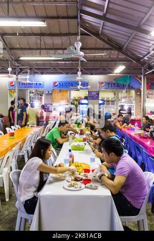 Filipinos essen in einem Lebensmittelpark namens Sugbo Mercado in Cebu City, Philippinen Stockfoto