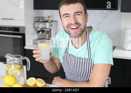 Mann, der zu Hause eine frische Limonade zubereitet Stockfoto