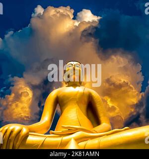 Buddha sitting in meditation The background is a bright morning sky Stockfoto