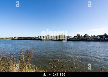 Blick auf Kimrpen aan den ijsel über den Fluss de Lek Stockfoto