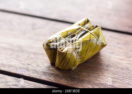 Traditionelle thailändische Reiskuchen in Blätter auf einem lokalen Markt in Phuket, Thailand Stockfoto