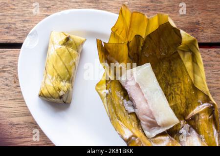 Traditionelle thailändische Reiskuchen in Blätter auf einem lokalen Markt in Phuket, Thailand Stockfoto