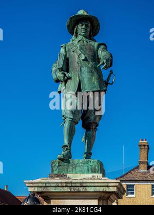 Oliver Cromwell Statue St Ives Cambridgeshire Großbritannien. Entworfen von F. W. Pomeroy und 1901 auf dem Market Hill St. Ives im öffentlichen Abonnement errichtet. Stockfoto