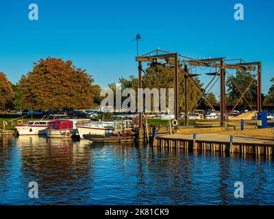 Cathedral Marina in Ely am Fluss Great Ouse, mit Bootslift. Ely Marina. River Ouse Marina Ely. Stockfoto