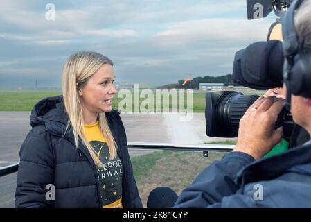 Melissa Thorpe, Direktorin von Spaceport Cornwall, wurde über die lang erwartete Ankunft der Virgin Orbit, Cosmic Girl, einer 747-400-Konvertierten, interviewt Stockfoto