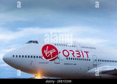 Nahaufnahme des Virgin-Logos auf dem Rumpf der Virgin Orbit, Cosmic Girl, einer 747-400, die zu einer Raketenstartplattform umgebaut wurde, die rollt Stockfoto