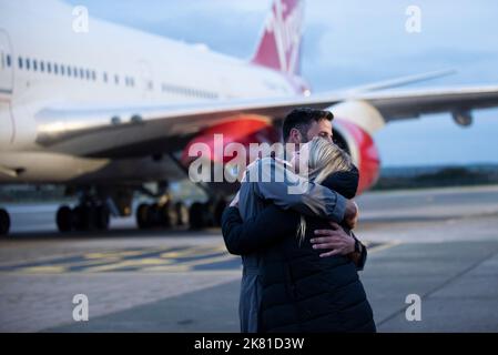 Staffelführer Matthew Stannard, Chief Pilot, Virgin Orbit, wurde von Melissa Thorpe, Direktorin von Spaceport Cornwall in der U, emotional begrüßt Stockfoto