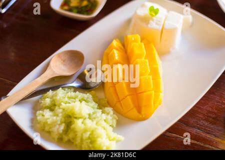 Ein klebriges Reis- und Mangogericht in Phuket, Thailand Stockfoto