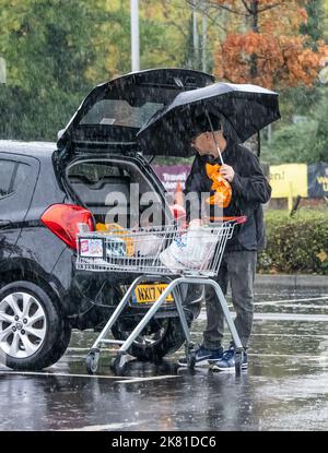 Haverhill, Suffolk, Großbritannien. 20.. Oktober 2022. Sturzfluten trafen Haverhill in Suffolk nach einem Morgen mit sintflutartigen Regenfällen. Kredit: Headlinephoto/Alamy Live Nachrichten. Stockfoto