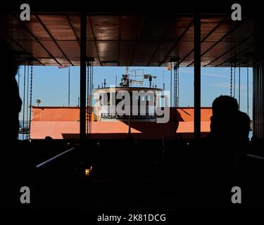 Die Staten Island Ferry MV Andrew J. Barberi am Hafen Stockfoto